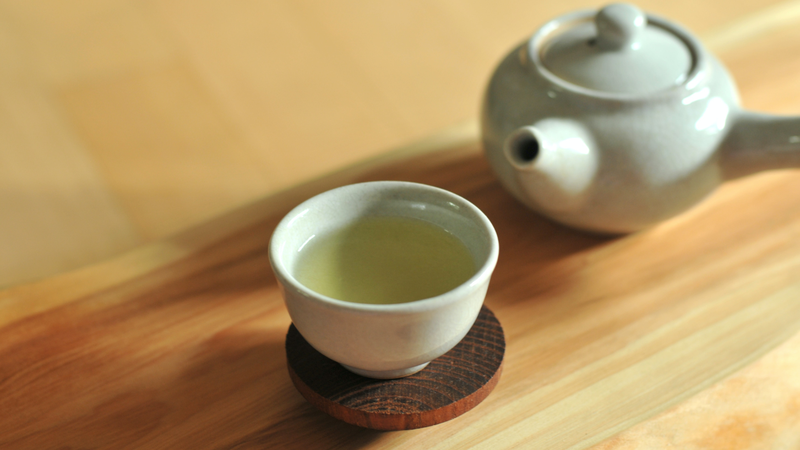 Nước trà trắng Darjeeling thường có màu vàng rất nhạt, vị nhẹ nhàng và hơi ngọt