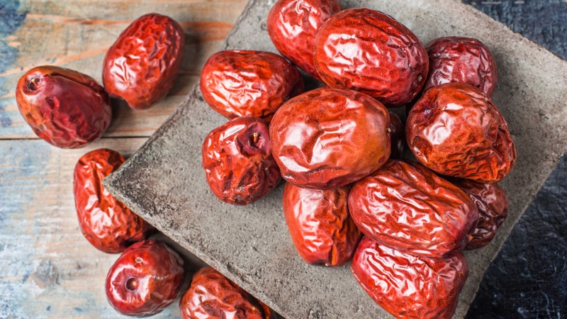 Táo đỏ (táo tàu) giàu chất chống oxy hóa như flavonoid và hợp chất phenolic, giúp bảo vệ tế bào khỏi tác hại của gốc tự do