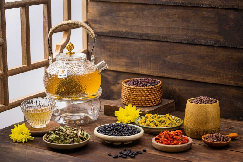 Trong Đông y, trà hoa cúc&nbsp;thường kết hợp với các loại thảo dược khác như bồ công anh, táo đỏ, kỷ tử, hoa kim ngân,… để tạo thành các bài thuốc chữa bệnh