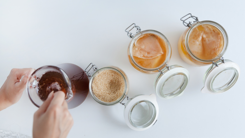 Những lợi ích sức khỏe của trà kombucha chủ yếu bắt nguồn từ quá trình lên men tự nhiên