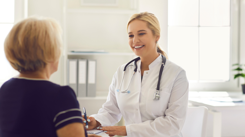Người có bệnh nền hoặc đang dùng thuốc nên thận trọng với trà râu ngô