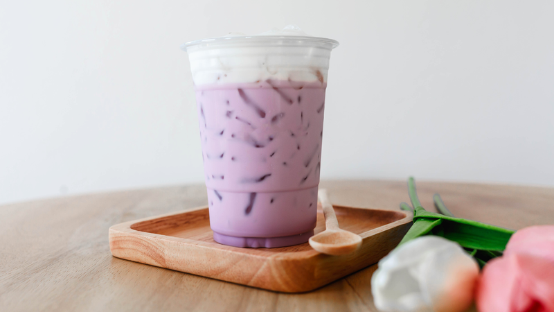 Trà sữa khoai môn bao nhiêu calo? Một ly trà sữa khoai môn cỡ vừa (khoảng 500 ml) thường chứa từ 350 đến 550 kcal, tùy thuộc vào công thức pha chế
