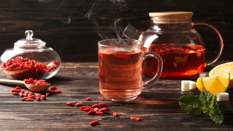 Trà táo đỏ và kỷ tử giàu chất chống oxy hóa, giúp bảo vệ tế bào da, làm chậm quá trình lão hóa và hỗ trợ duy trì làn da tươi sáng, săn chắc từ bên trong