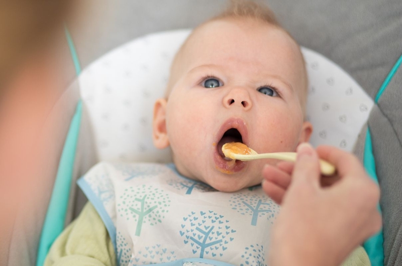 Gợi ý những loại trái cây nghiền nhuyễn cho bé trong giai đoạn ăn dặm 1