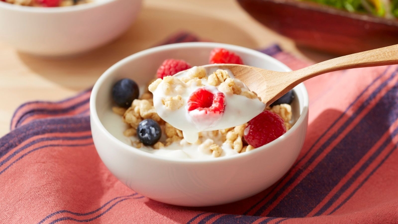 Trộn các loại quả mọng chung với sữa chua Hy Lạp