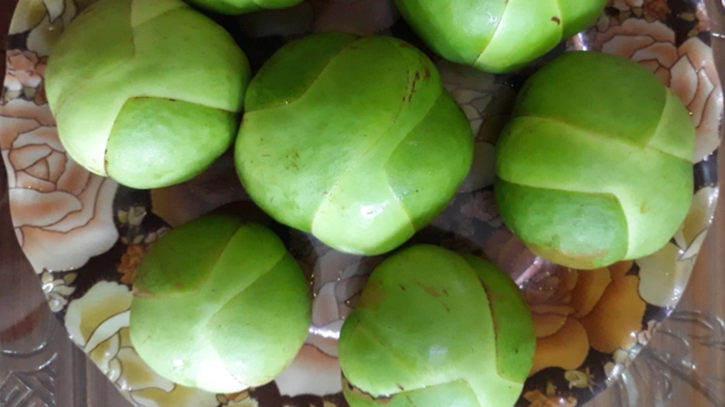 Ngoài các món ăn vặt và canh chua, trái sổ còn được dùng để kho cá hoặc om vịt