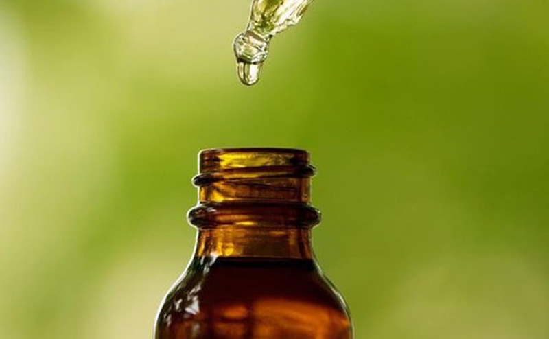 bat-mi-5-loai-tinh-dau-co-tac-dung-lam-diu-vet-bong-cho-tre-hieu-qua-3