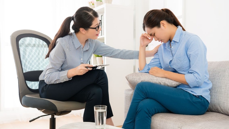 Người bị trầm cảm ăn nhiều nên được thăm khám sớm để được tư vấn và điều trị phù hợp
