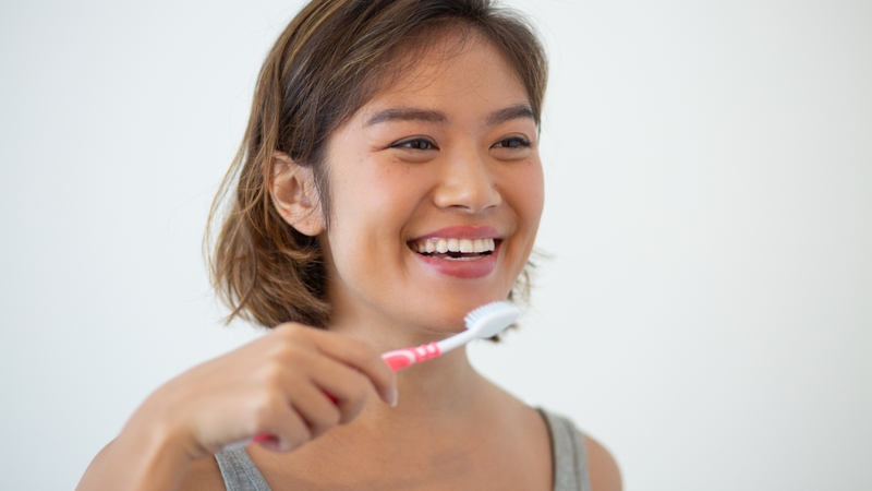 Sau khi trám răng nên chải răng bằng bàn chải lông mềm