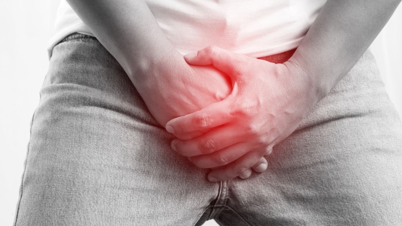 Tràn dịch tinh hoàn có thể gây sưng, nặng hoặc khó chịu vùng bìu