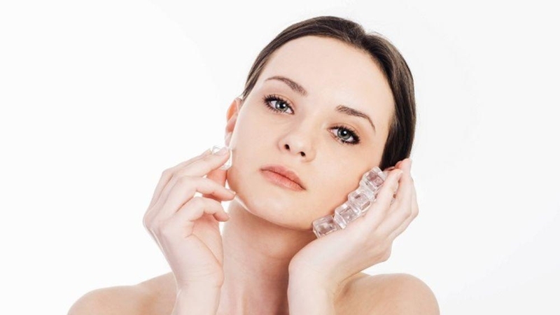 Chườm lạnh lên vùng bị sưng