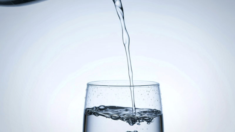 Uống đủ nước mỗi ngày cải thiện độ đàn hồi của da và hạn chế tình trạng da khô