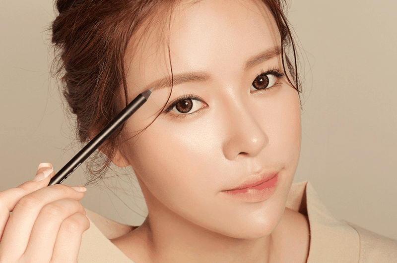 Bật mí 7 mẹo trang điểm cho người đeo kính cực hữu ích 4