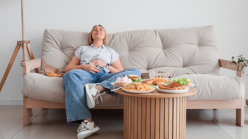 Không nên ngồi hay nằm ngay sau khi ăn no