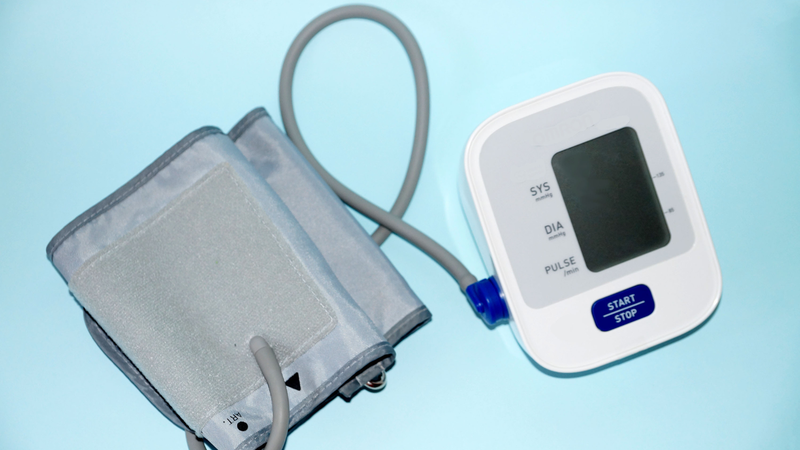 Với người vừa bị trào ngược dạ dày vừa tăng huyết áp, việc theo dõi huyết áp thường xuyên là rất cần thiết