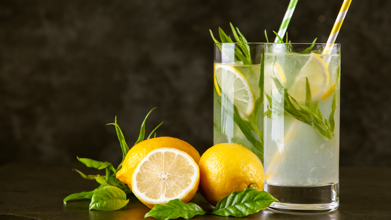 Có thể thêm 1 - 2 thìa cà phê mật ong vào nước chanh