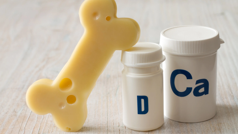 Bổ sung đầy đủ canxi và vitamin D giúp hỗ trợ xương trẻ phát triển khỏe mạnh trong và sau điều trị