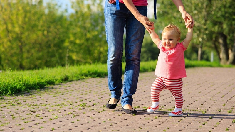 Trẻ 12 tháng biết làm gì? Chăm sóc trẻ đúng cách 1