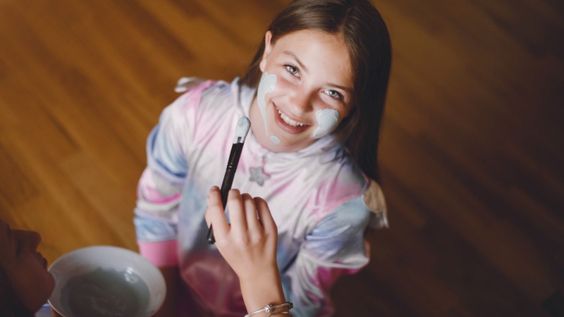 Khi tẩy tế bào chết cho trẻ 13 tuổi, nên ưu tiên sản phẩm dịu nhẹ, phù hợp lứa tuổi