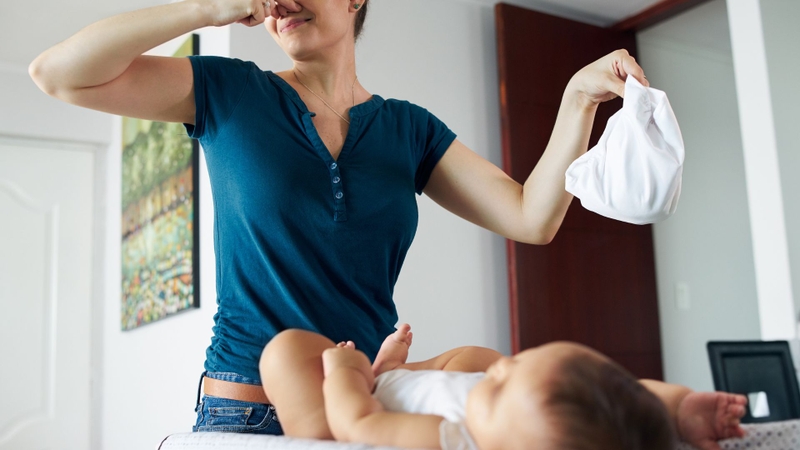 Trẻ 1 tháng tuổi đi ngoài phân hạt kèm dịch nhầy có sao không? 1