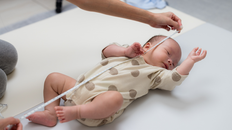 Cha mẹ nên theo dõi và chấm các chỉ số cân nặng, chiều cao của con lên biểu đồ tăng trưởng định kỳ