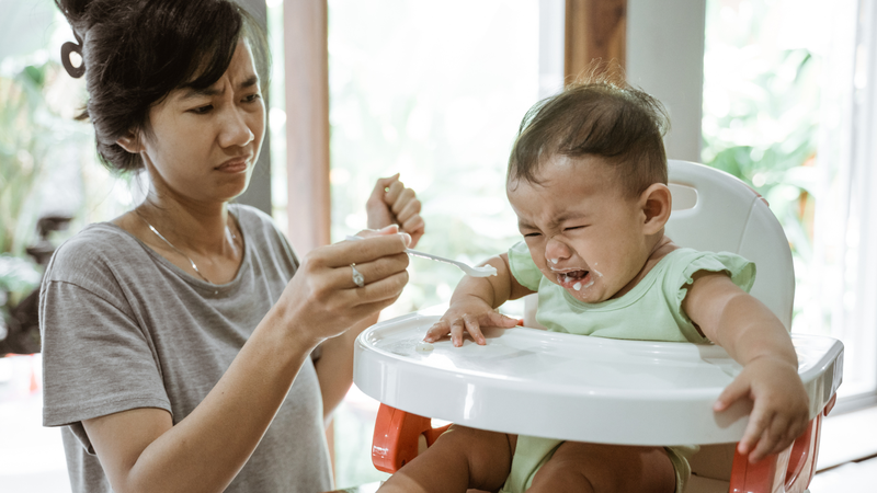 Biếng ăn tâm lý do áp lực bữa ăn là một trong những nguyên nhân khiến trẻ 1 tuổi chậm tăng cân