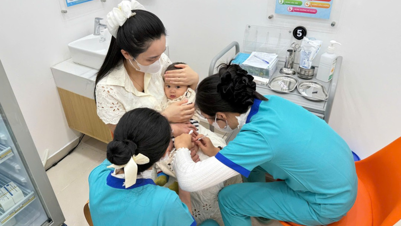 Tiêm phòng đầy đủ các vắc xin theo lịch để bảo vệ sức khỏe cho trẻ