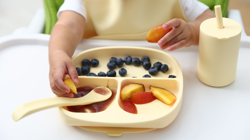 Tuyệt đối không dùng mật ong cho trẻ dưới 1 tuổi vì trẻ không tiêu hóa được