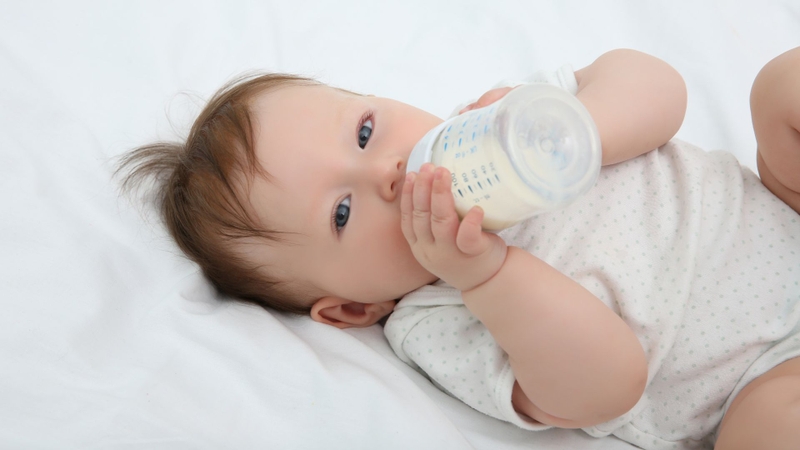 Trẻ 1 tuổi bú sữa mẹ hoàn toàn có thể bổ sung thêm sữa ngoài không?