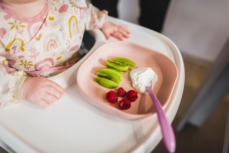 Trẻ 1 tuổi hay bị nôn trớ do đâu? Cách chăm sóc trẻ 1 tuổi hay nôn trớ 6