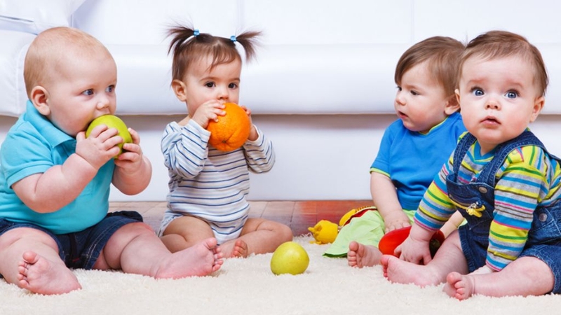 tre-27-thang-tuoi-phat-trien-ra-sao-luu-y-dieu-gi-khi-cham-be 1.jpg