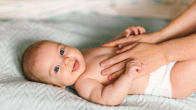 Trẻ 2 tháng biết làm gì? Ở giai đoạn này, bé bắt đầu cử động tay và chân linh hoạt hơn