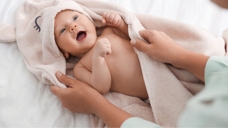 Trẻ 2 tháng tuổi đã bắt đầu tiếp nhận và phản ứng với các thông tin từ môi trường xung quanh