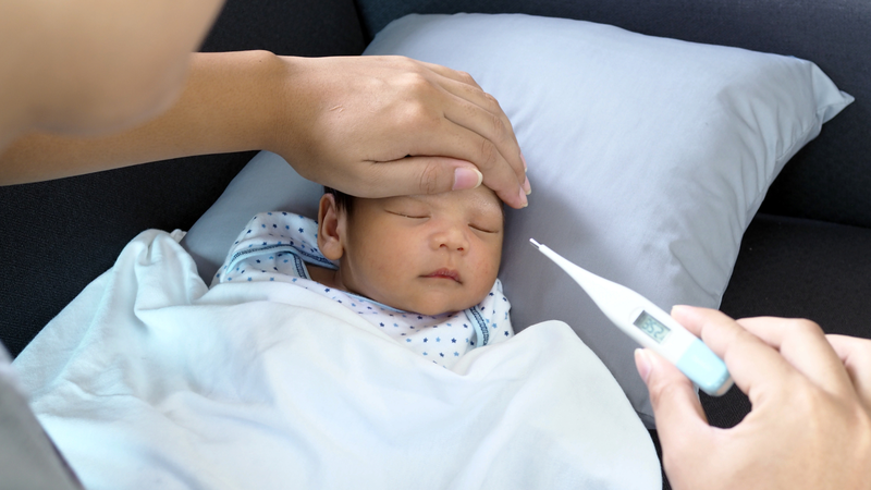 Trẻ 2 tháng tuổi bị sốt sau khi tiêm phòng nên làm gì? 1