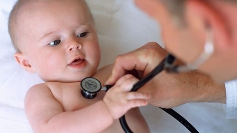 Trẻ 2 tháng tuổi đi ngoài màu xanh rêu: Nguyên nhân và cách xử lý 2