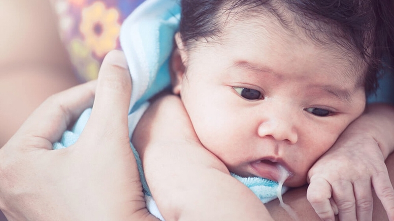Trẻ 2 tháng tuổi đi ngoài màu xanh rêu: Nguyên nhân và cách xử lý 3