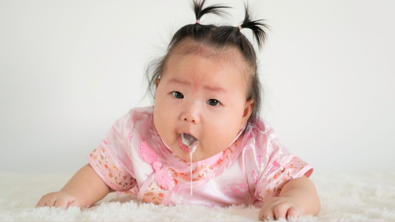 Ép trẻ bú quá no có thể làm tăng nguy cơ nôn trớ