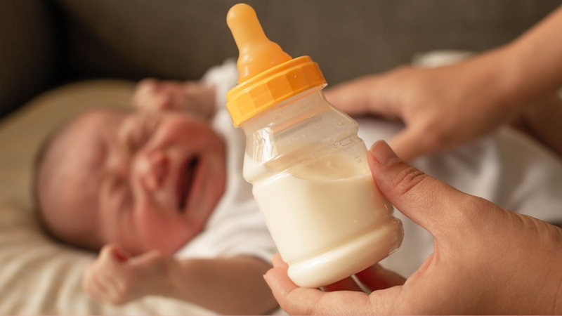 Quấy khóc có thể là dấu hiệu đói muộn ở trẻ