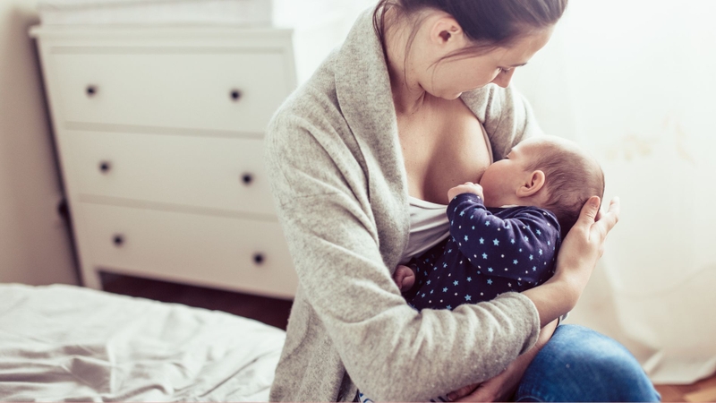Cha mẹ nên cho trẻ bú theo dấu hiệu đói và no