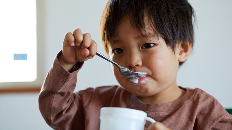 Có thể bổ sung lợi khuẩn cho bé thông qua thực phẩm như sữa chua