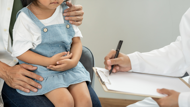 Ba mẹ nên đưa trẻ đi kiểm tra để đảm bảo an toàn cho sức khỏe