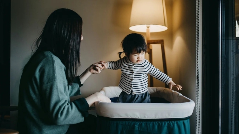 Trẻ 2 tuổi ngủ đêm hay lăn lộn nguyên nhân do đâu? Cách khắc phục 2