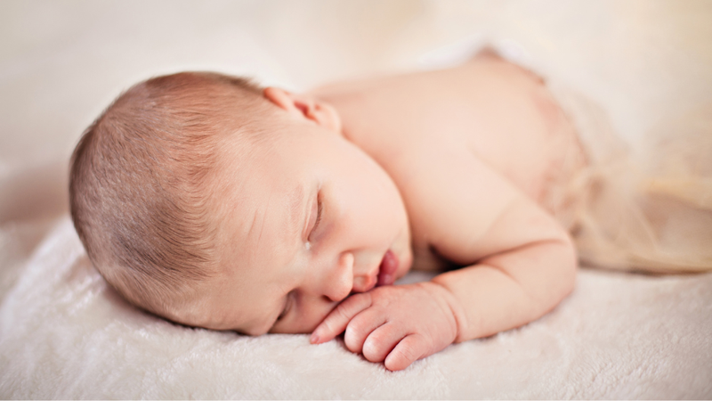 tre-2-tuoi-ngu-nam-sap-co-sao-khong 1