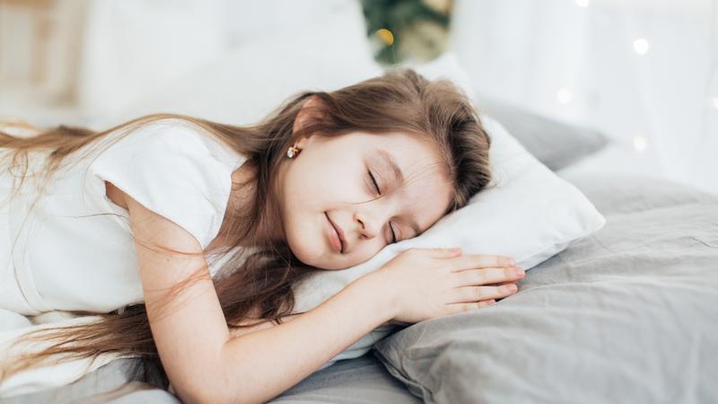 tre-2-tuoi-ngu-nam-sap-co-sao-khong 2