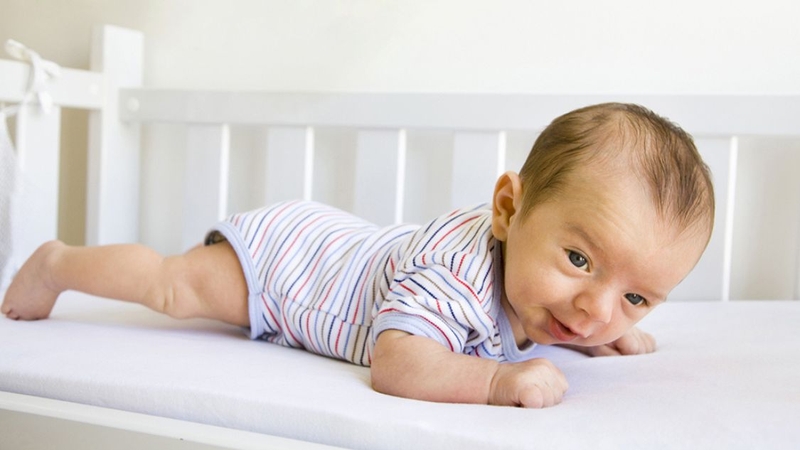 Trẻ 3 tháng bị méo đầu có tròn lại được không? Cần đi khám khi nào? 3