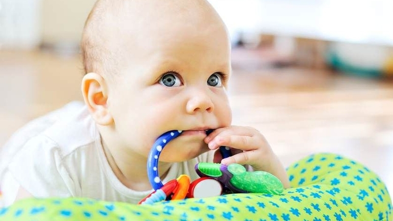 Trẻ 3 tháng tuổi biết làm gì? Những điều ba mẹ cần làm để giúp bé phát triển khỏe mạnh 3