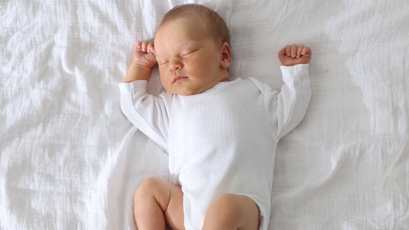 Thiết lập chu kỳ ngày - đêm phù hợp giúp điều hòa nhịp sinh học và giấc ngủ của trẻ