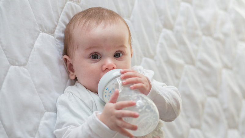 tre-3-thang-uong-bao-nhieu-ml-sua-la-du 4