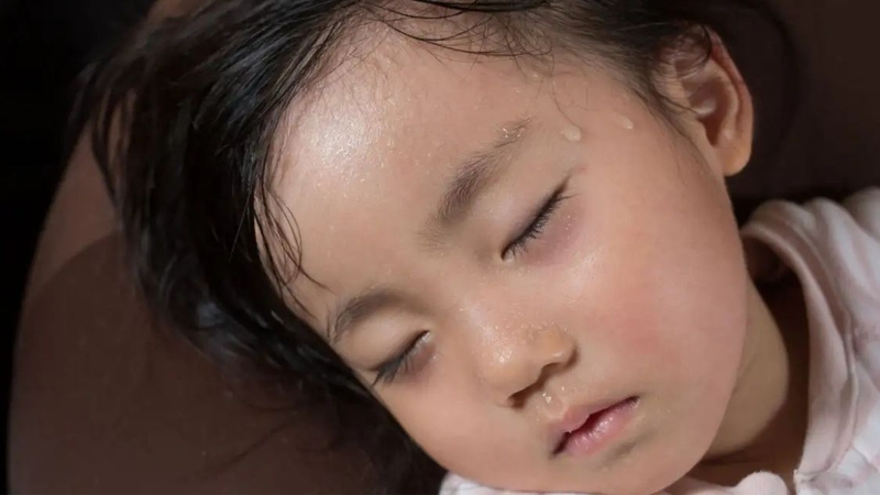 Trẻ 3 tuổi ra nhiều mồ hôi đầu khi ngủ có sao không 1