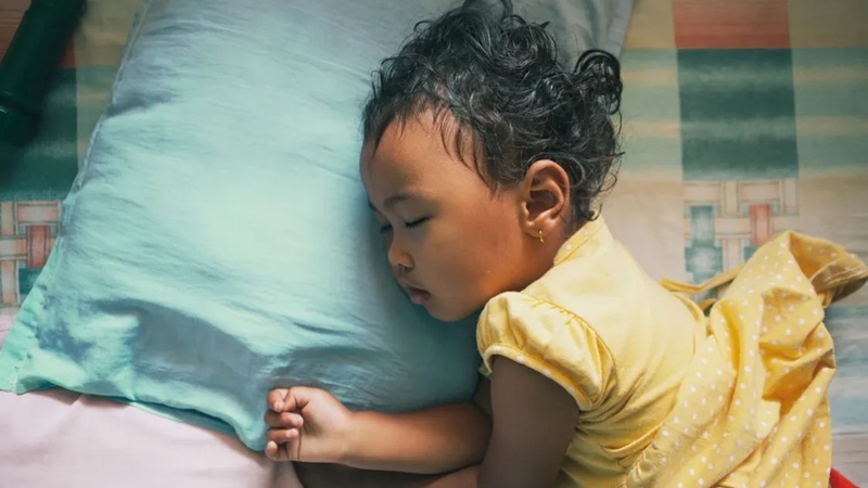 Trẻ 3 tuổi ra nhiều mồ hôi đầu khi ngủ có sao không 3